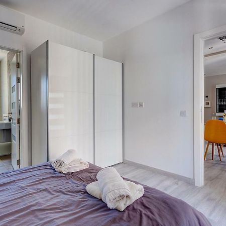 Modern Apartment Just Off The Promenade Sliema Esterno foto