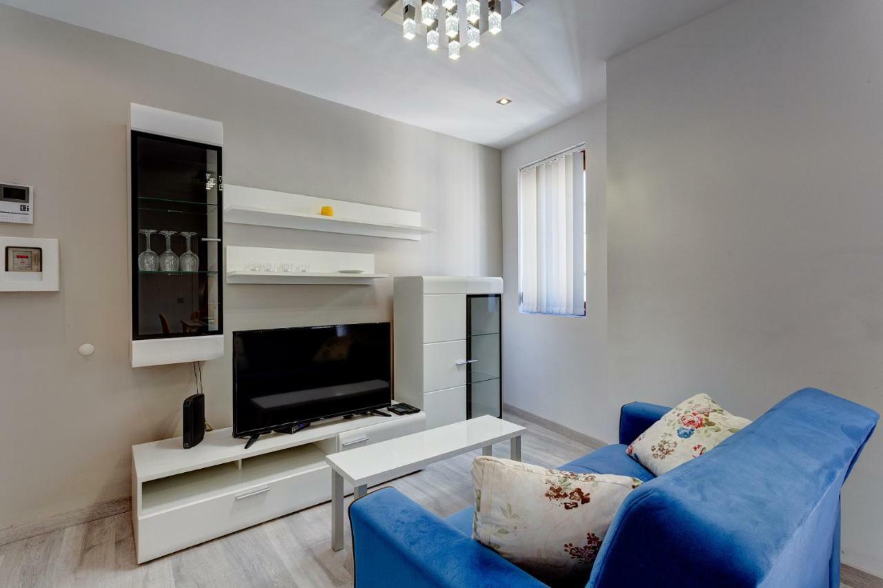Modern Apartment Just Off The Promenade Sliema Esterno foto