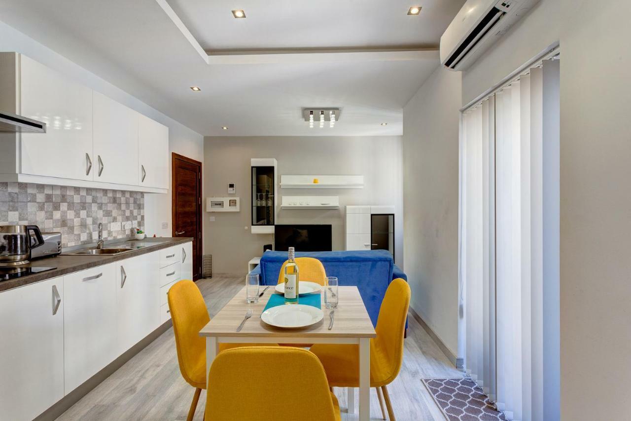 Modern Apartment Just Off The Promenade Sliema Esterno foto