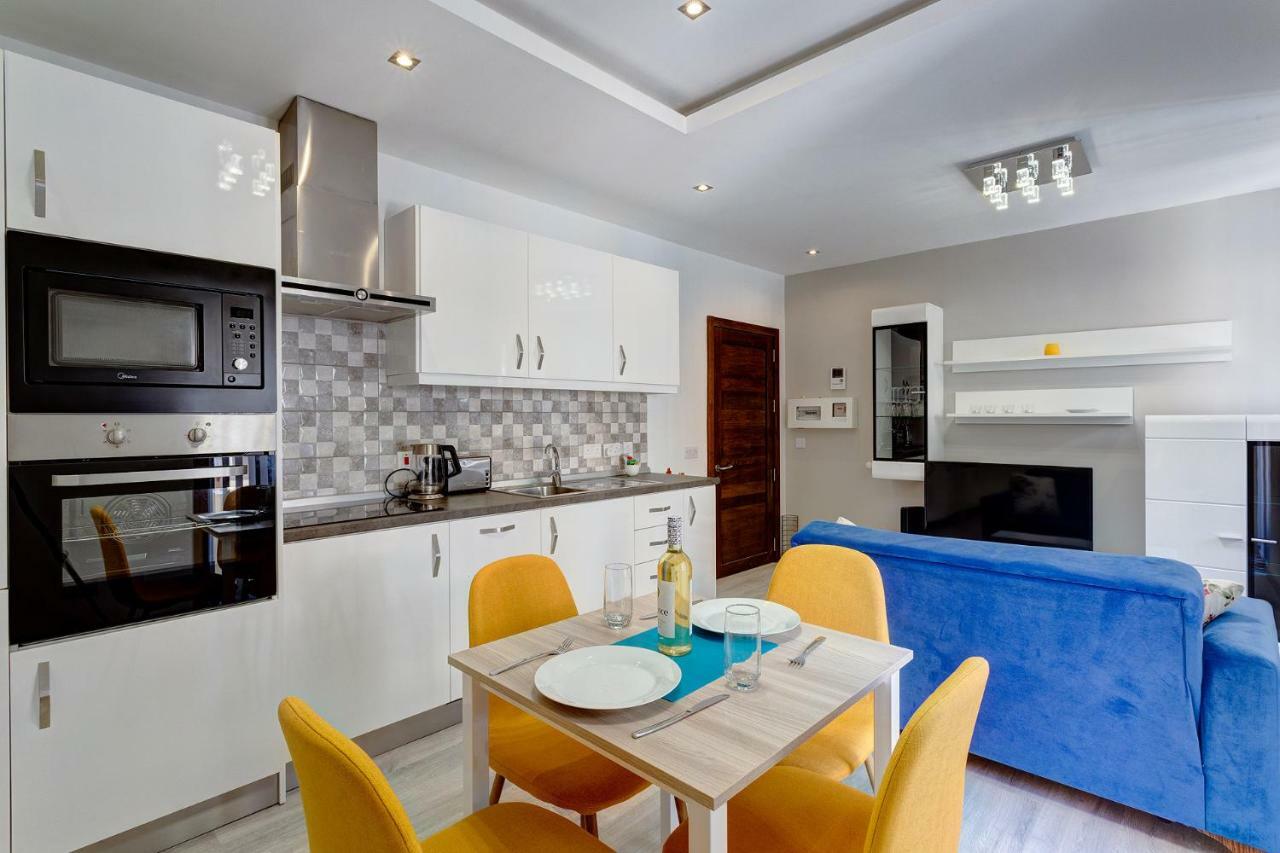 Modern Apartment Just Off The Promenade Sliema Esterno foto
