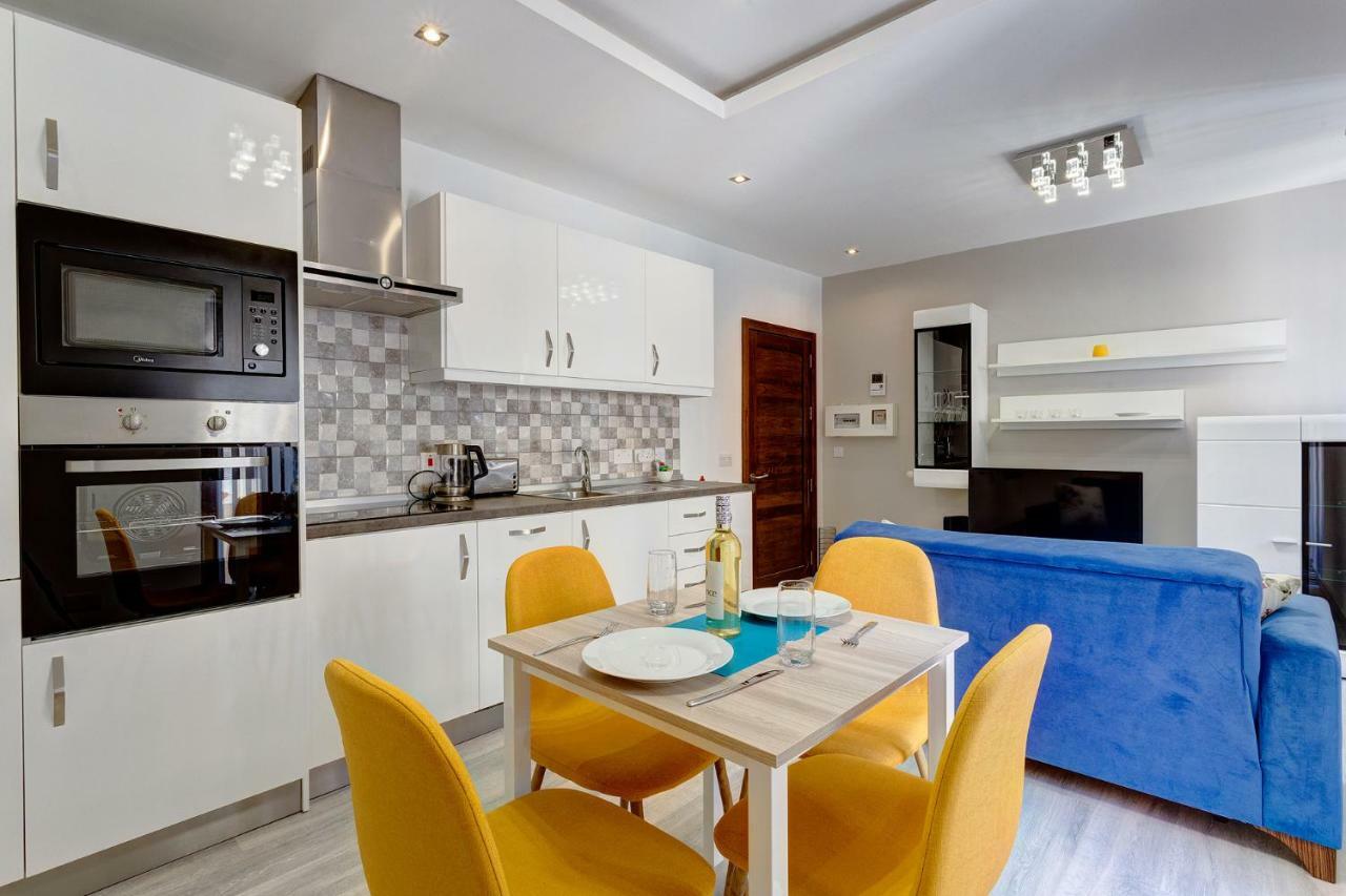 Modern Apartment Just Off The Promenade Sliema Esterno foto