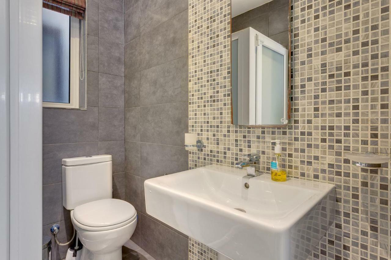 Modern Apartment Just Off The Promenade Sliema Esterno foto